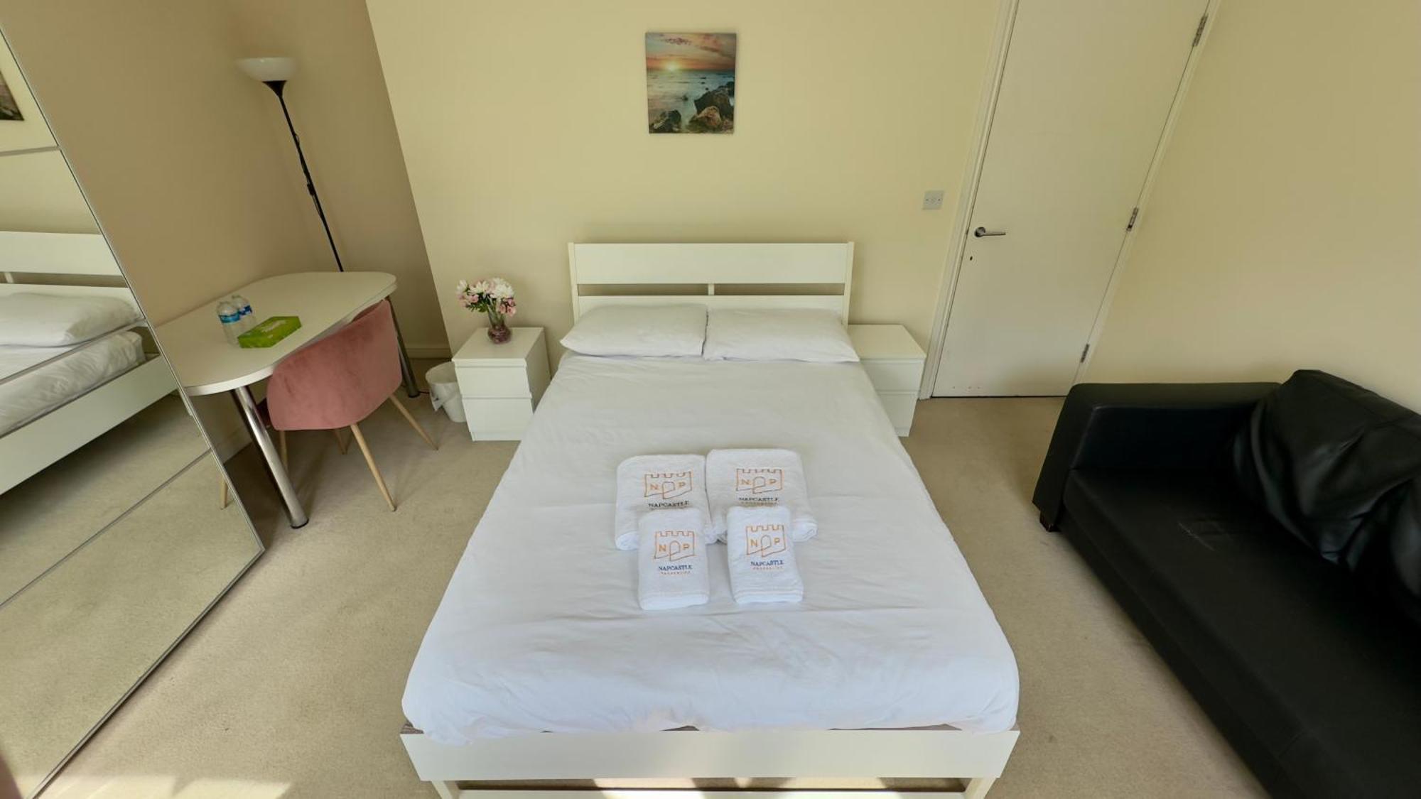Hotel Napcastle Caledonian Park Londra Esterno foto