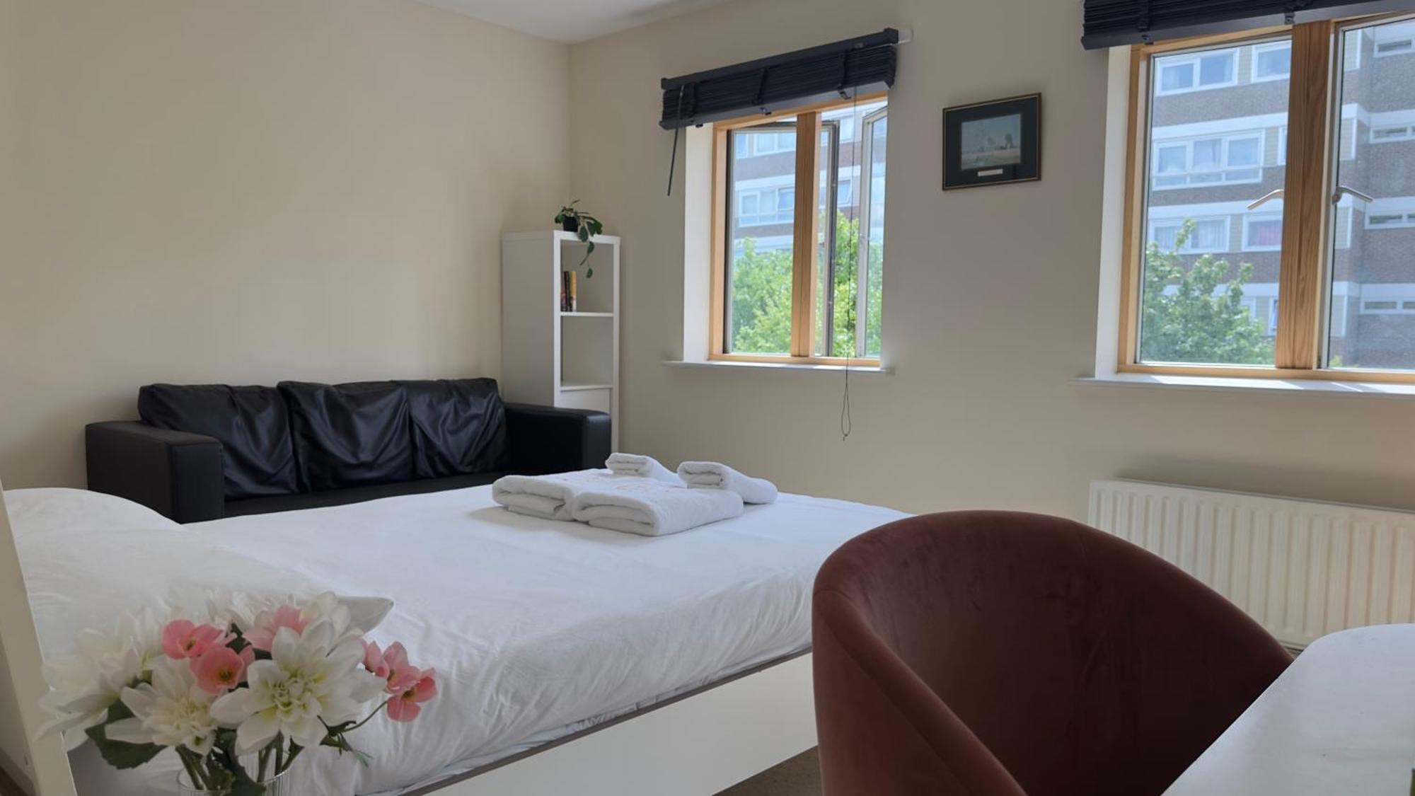 Hotel Napcastle Caledonian Park Londra Esterno foto
